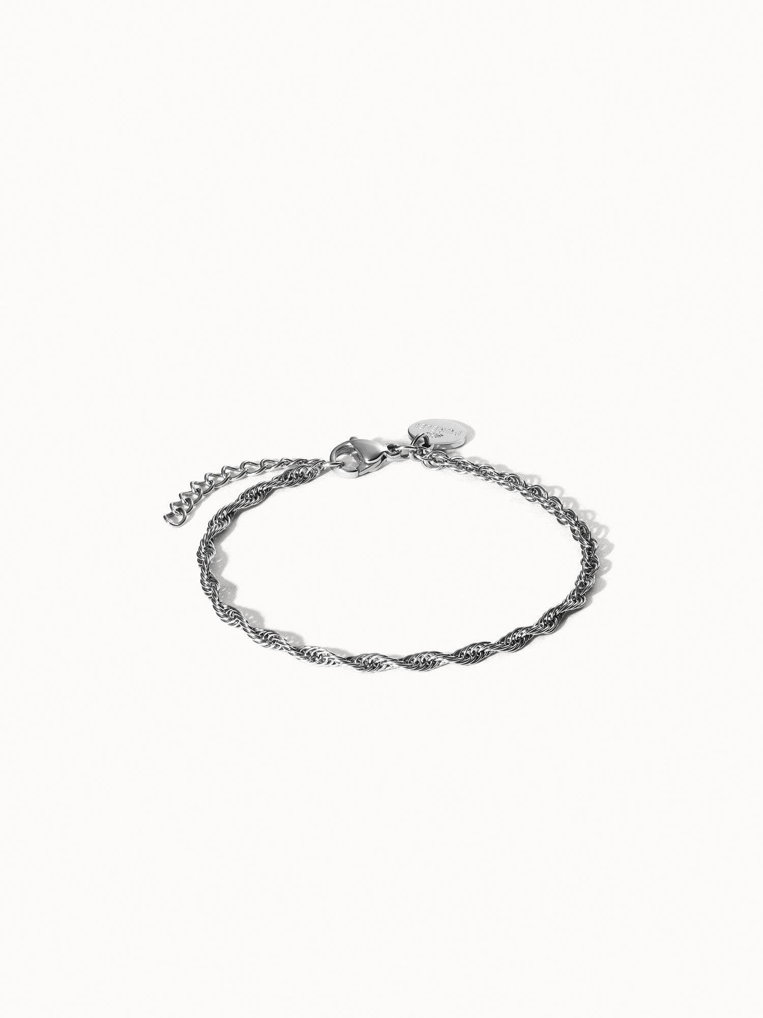 Feines, nickelfreies silbernes Armband mit gedrehtem Design von PURELEI, elegant und zeitlos.