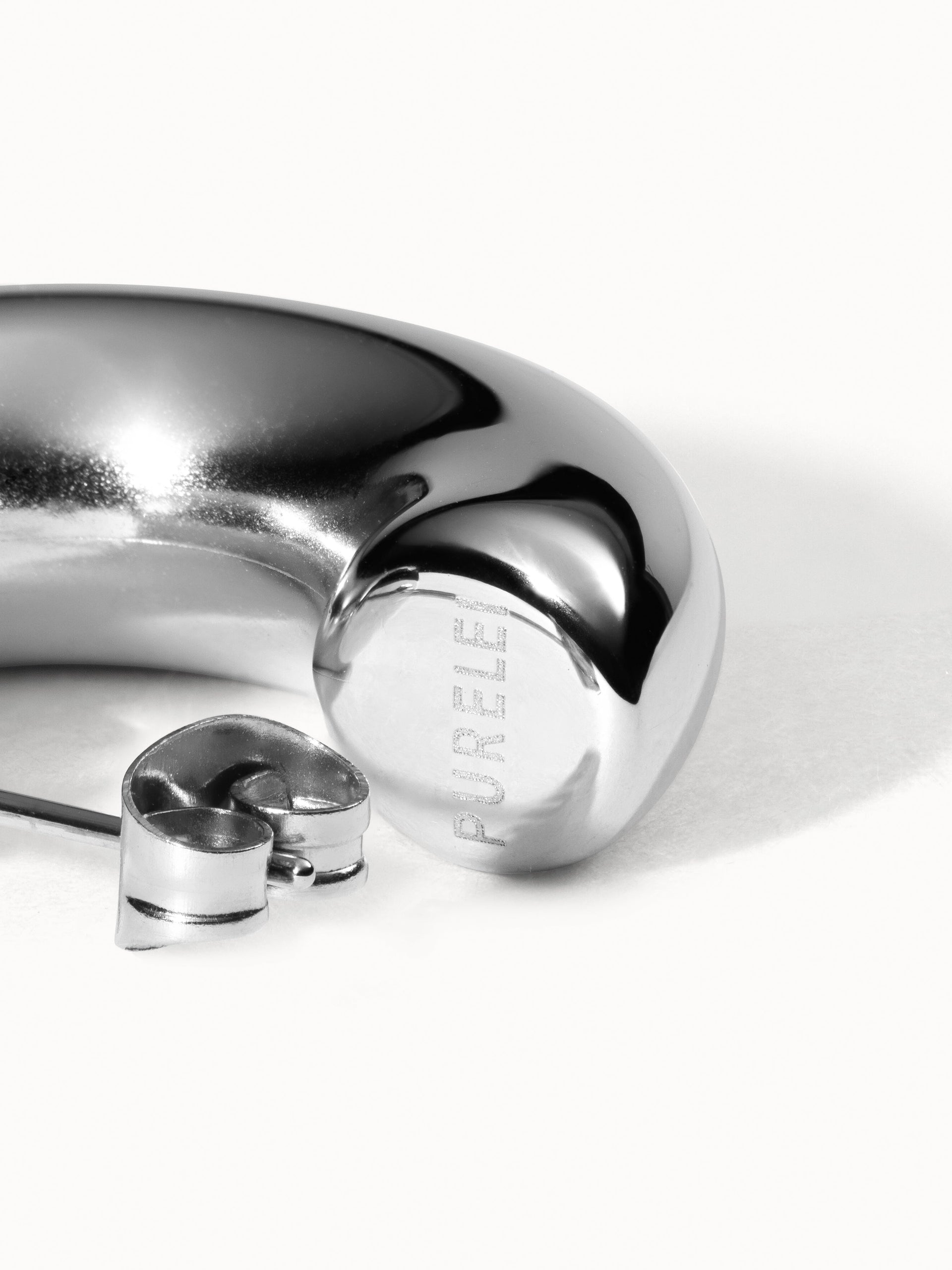 Silberne PURELEI Small Stellar Glow Ohrringe mit glänzender Oberfläche, elegant minimalistisch und nickelfrei gestaltet.