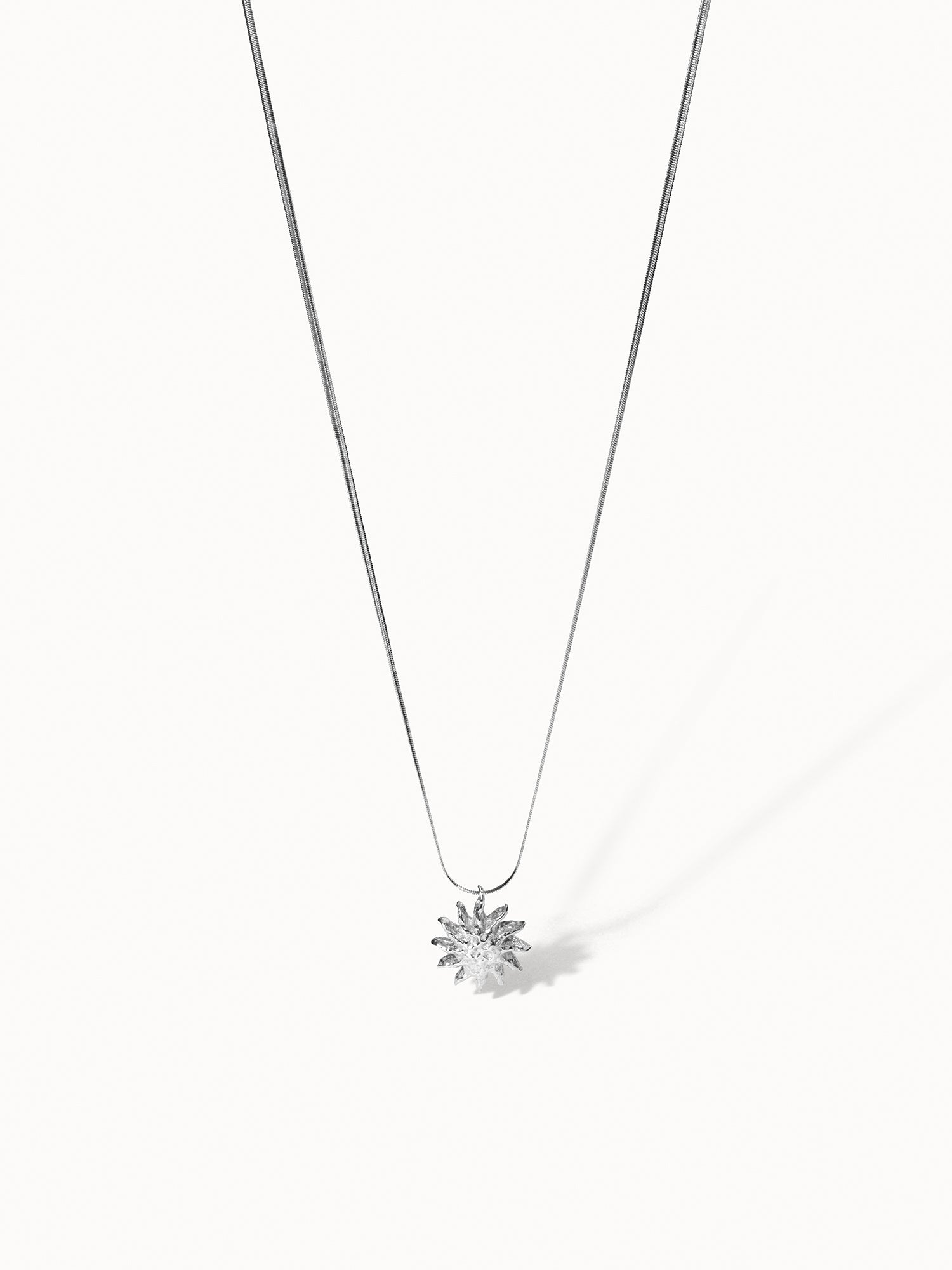 PURELEI Iconic Sun Kette in Silber mit filigranem Snake-Chain und strukturiertem Sonnenanhänger – elegant und feminin.