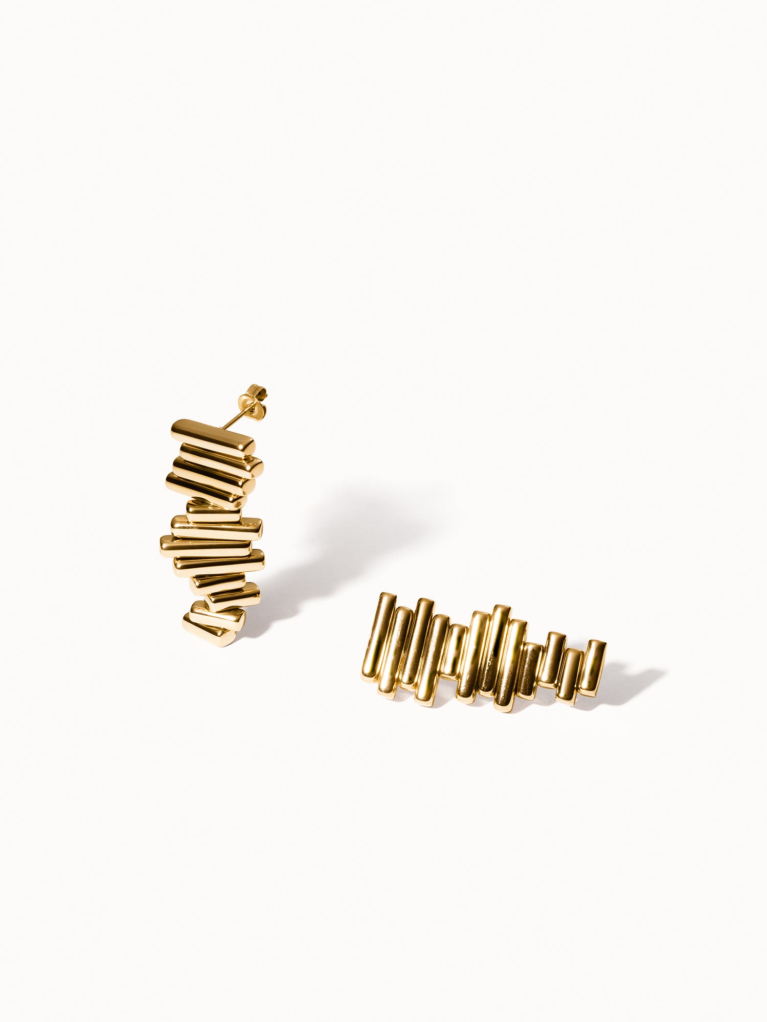 Goldene Ohrringe mit modernem Design von PURELEI, elegant und stilvoll.