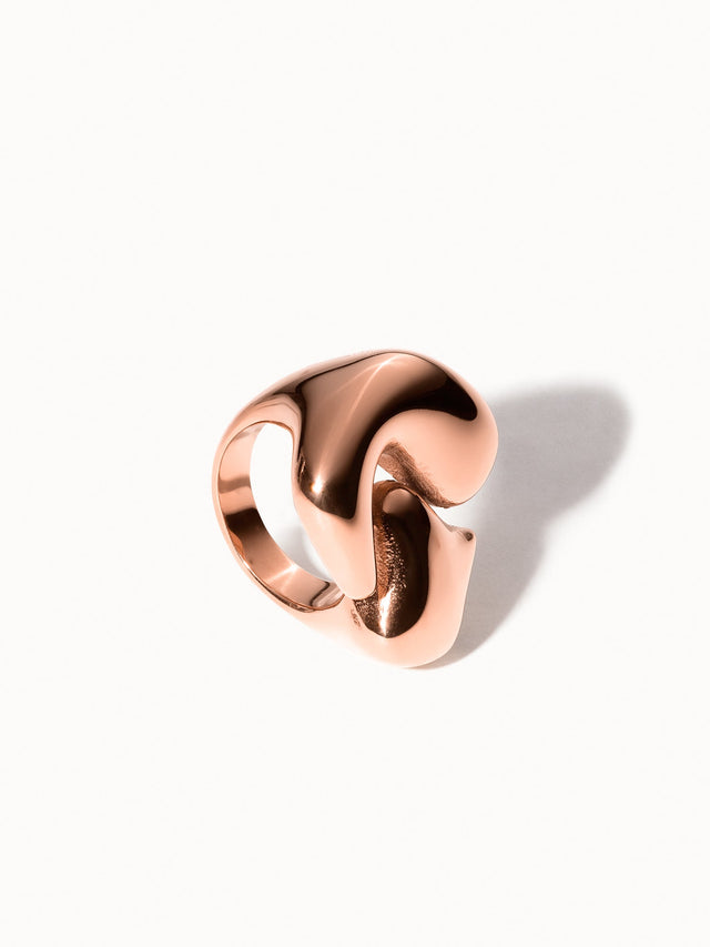Roségoldener Ring mit fließendem Design von PURELEI, elegant und modern.