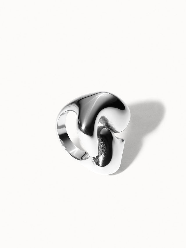 Eleganter, silberner Ring mit geschwungenem Design von PURELEI, modern und stilvoll.