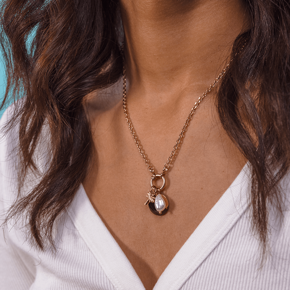 PURELEI Plate Charm in 18K Roségold mit Perlenanhänger, elegant und feminin am Hals getragen.