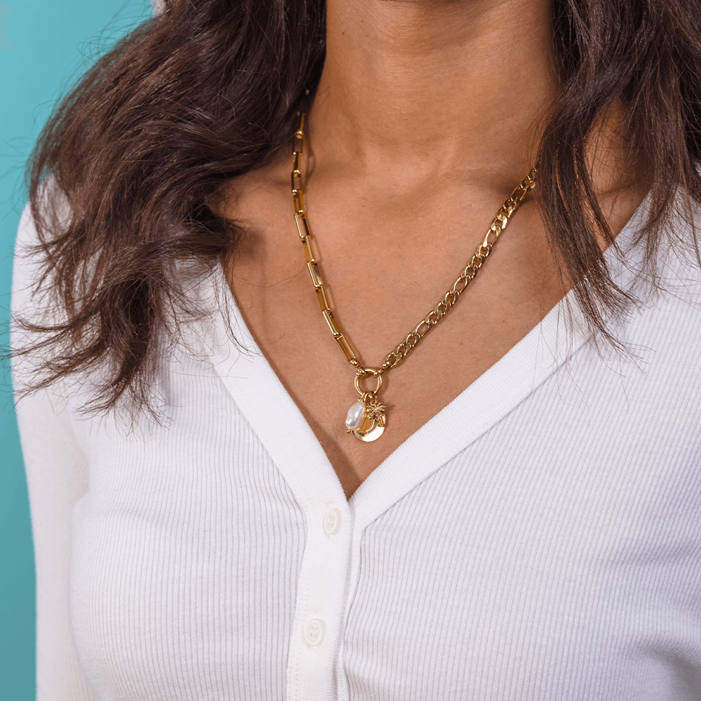 PURELEI Pearl Charm aus vergoldetem Edelstahl mit Keshi-Perle, getragen mit Kette, elegant und feminin inspiriert von Island-Spirit.