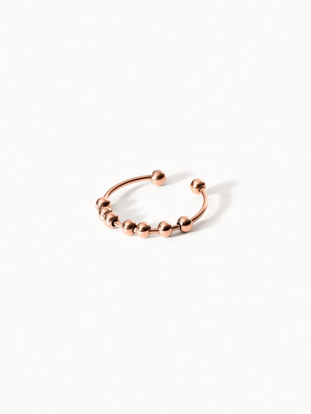 Roségoldenes, minimalistisches Ring-Design mit Kugeldetails von PURELEI.