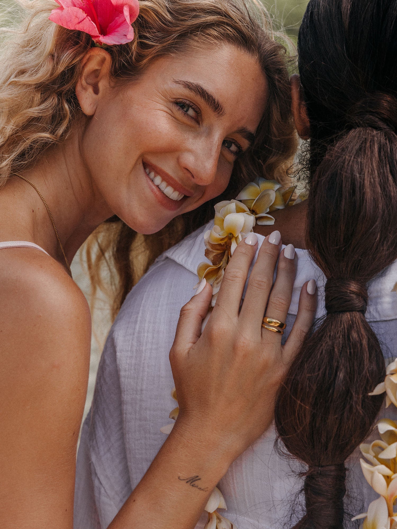 PURELEI Twin Tides Ring aus 18K Gold, harmonisch geschwungene Bänder, feminine Eleganz am Handrücken getragen