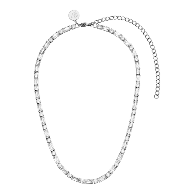 Elegante, silberne Kette mit klaren Steinen von PURELEI, strahlt zeitlose Schönheit aus.