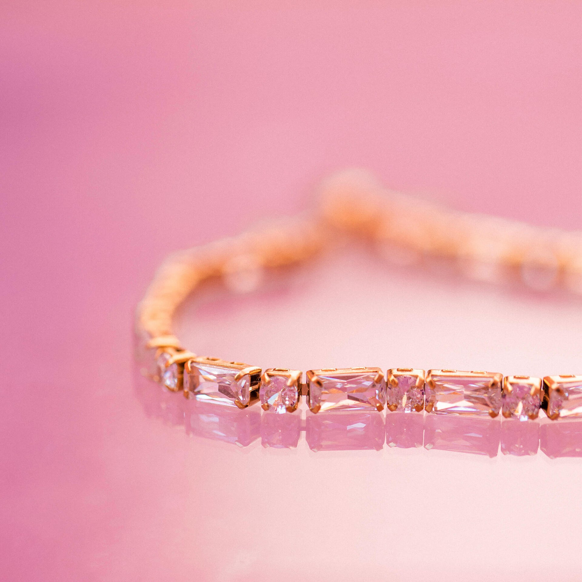 Primo Amore Kette von PURELEI in 18K Roségold mit glitzernden Zirkonia-Steinen, elegant und feminin inszeniert.