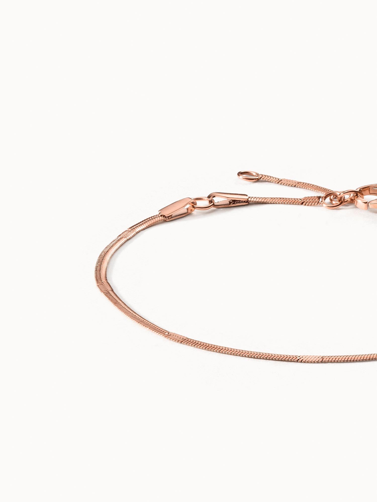 PURELEI Kanani Fusskettchen in roségold, fein gearbeitete Kette, elegant und nickelfrei für Alltag und Strand.