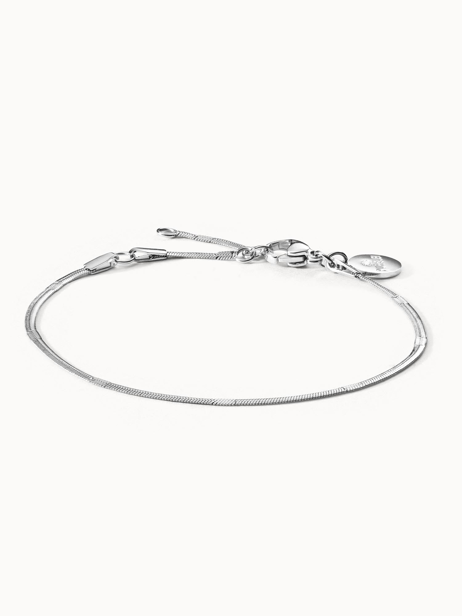 PURELEI Kanani Fusskettchen in Silber, nickelfrei, fein und elegant mit dezentem Logo-Anhänger auf weißem Hintergrund