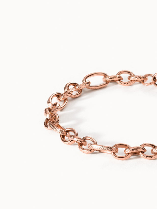 Fashion Show Armband von PURELEI in Roségold mit matt schraffierten Gliedern, elegant und zeitlos minimalistisch.