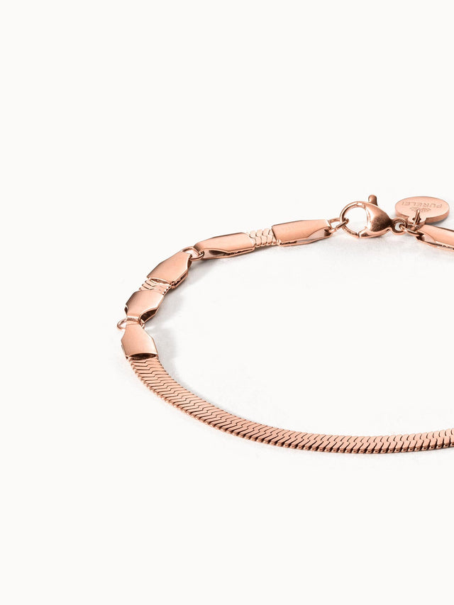 Roségoldfarbenes I'lalo Armband von PURELEI, filigranes Design mit Schlangenmuster, elegant und feminin.