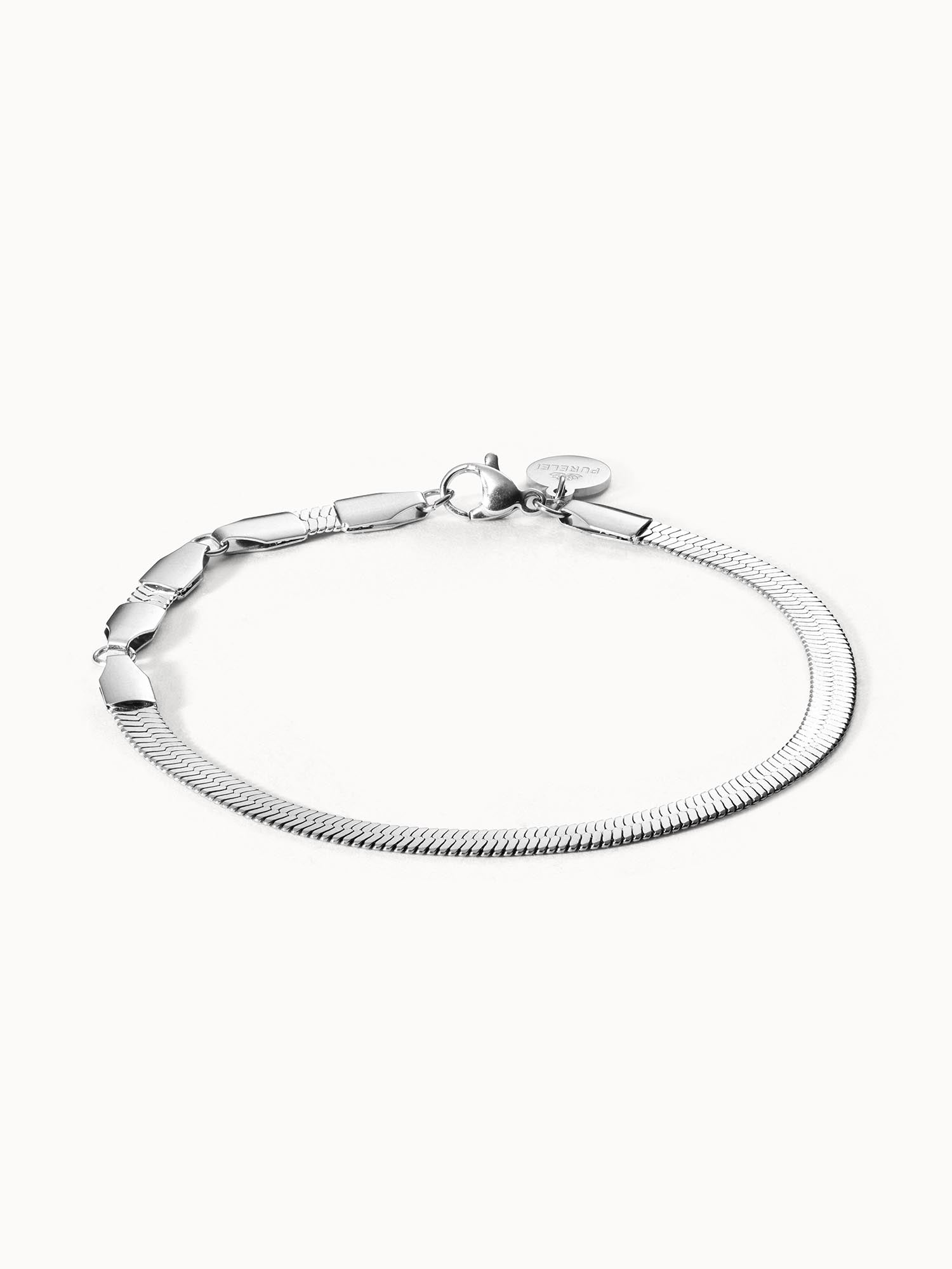 I'lalo Armband aus nickelfreiem Silber mit feiner Schlangenstruktur, elegant und vielseitig von PURELEI.