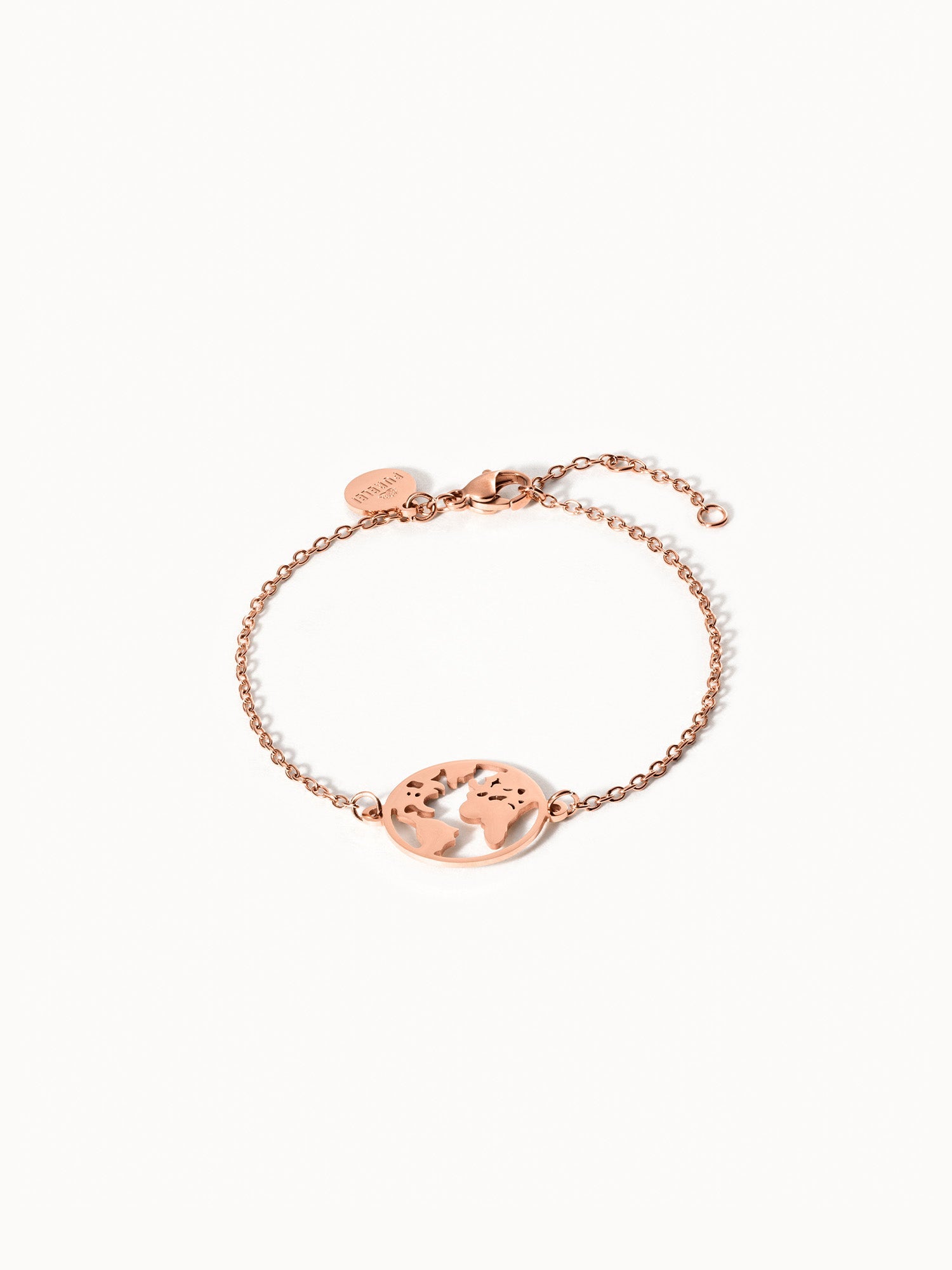 Roségoldenes World Map Armband von PURELEI mit filigraner Weltkarte, elegant am weißen Hintergrund inszeniert.
