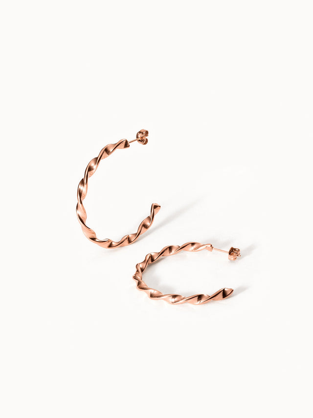 PURELEI Kaula Creole Ohrringe in Roségold mit gedrehtem Design, elegant und feminin auf weißem Hintergrund.