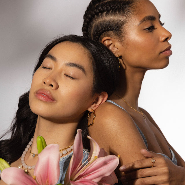 PURELEI Bloom Ohrringe aus goldfarbenem Edelstahl in Blütenform, getragen mit femininer Eleganz und natürlichem Flair.