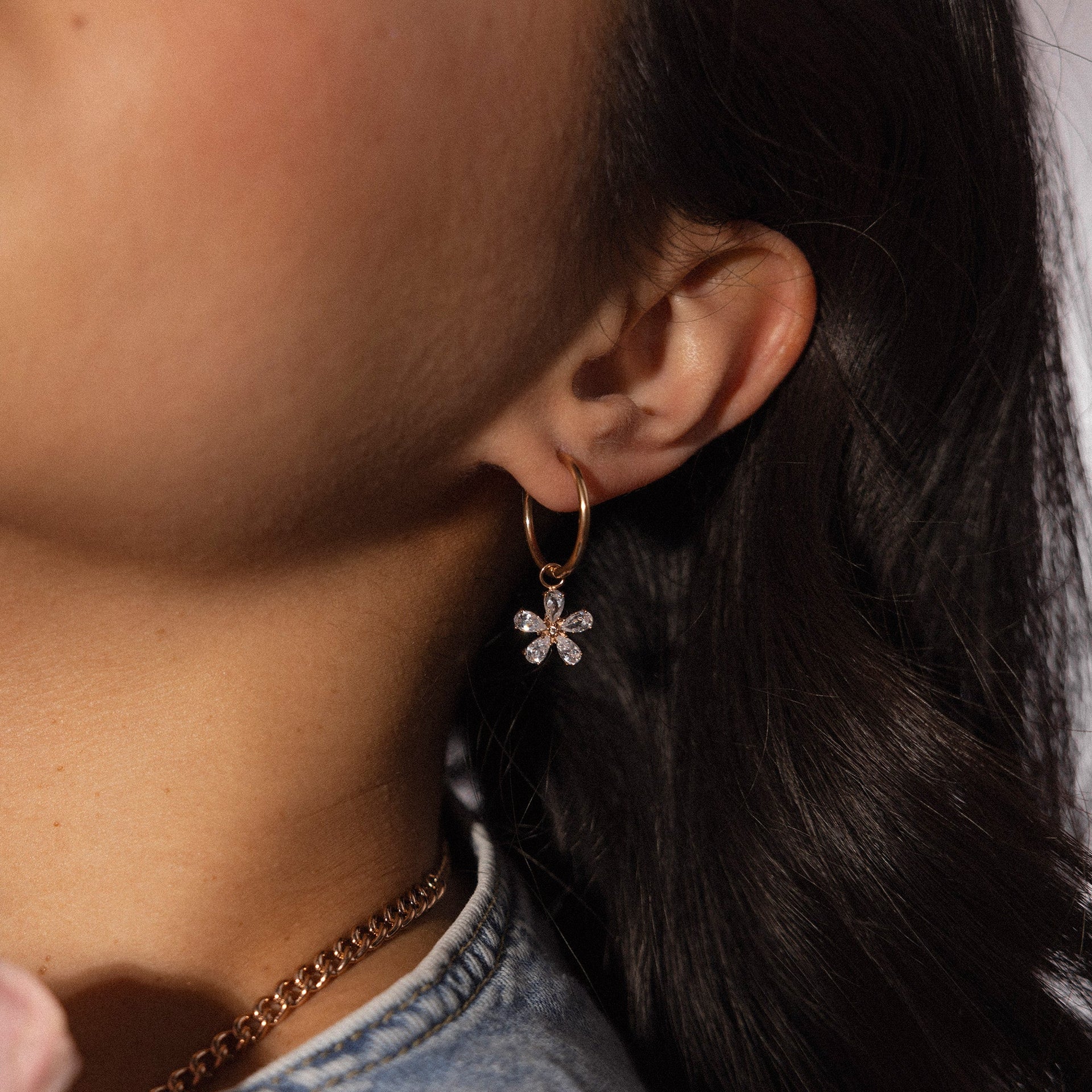 Roségoldene Creolen mit blütenförmigem Anhänger, PURELEI, elegant und feminin.