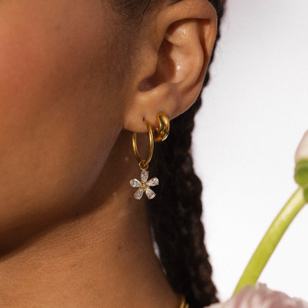 Roségoldene Creolen mit blütenförmigem Anhänger, PURELEI, elegant und feminin.