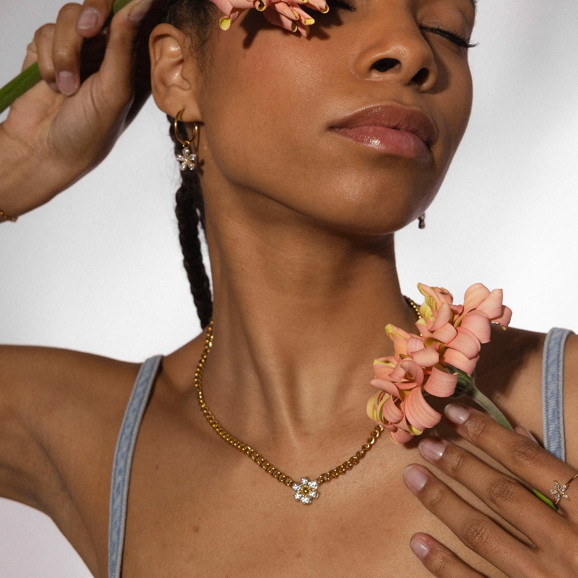 Roségoldene Kette mit blütenförmigem Anhänger, getragen mit floralen Akzenten, PURELEI.