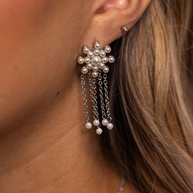 Silberne Ohrringe mit blütenförmigem Design und Kettenanhängern, PURELEI.