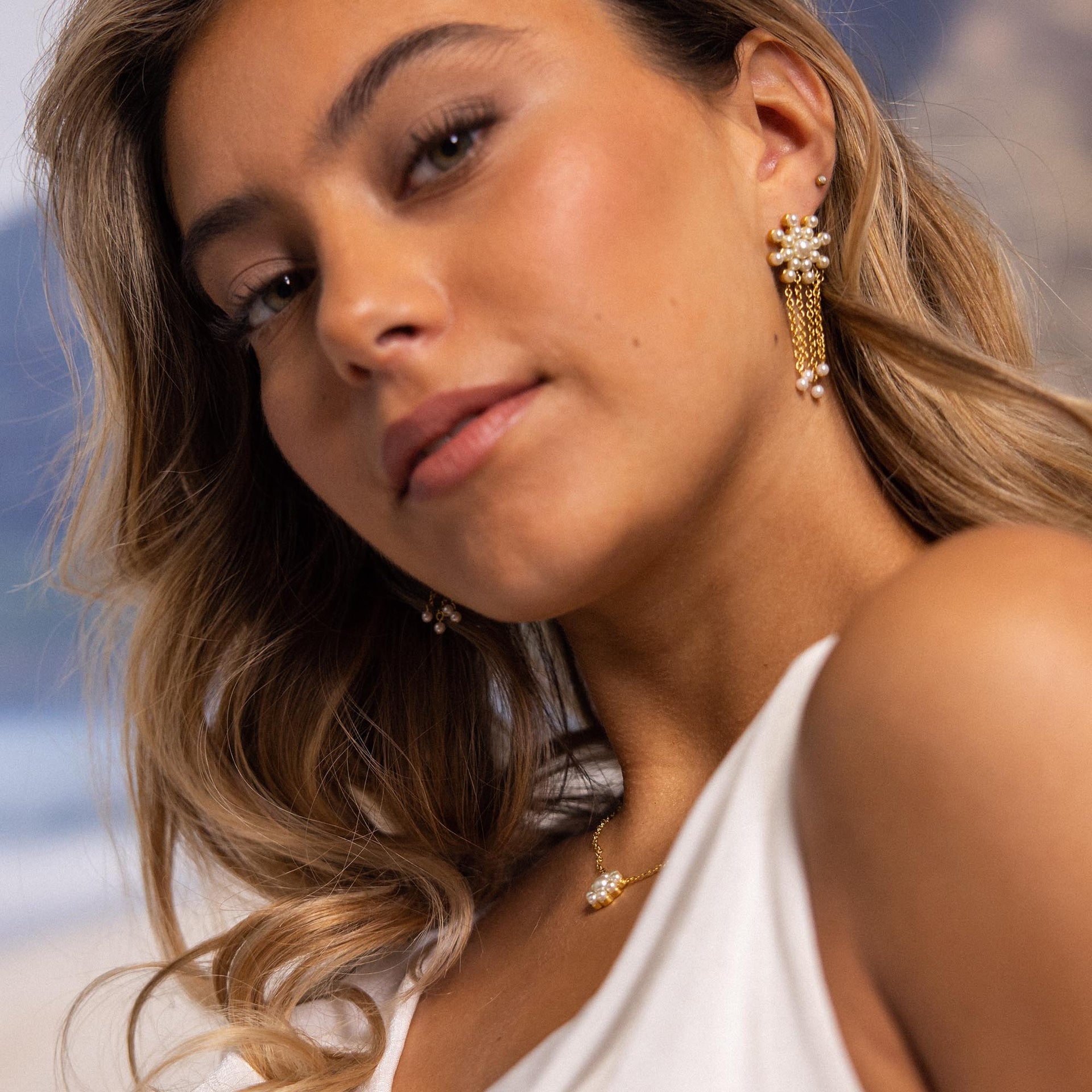 Elegante Ohrringe und Kette von PURELEI mit Perlen und goldenen Akzenten, strahlend und feminin.