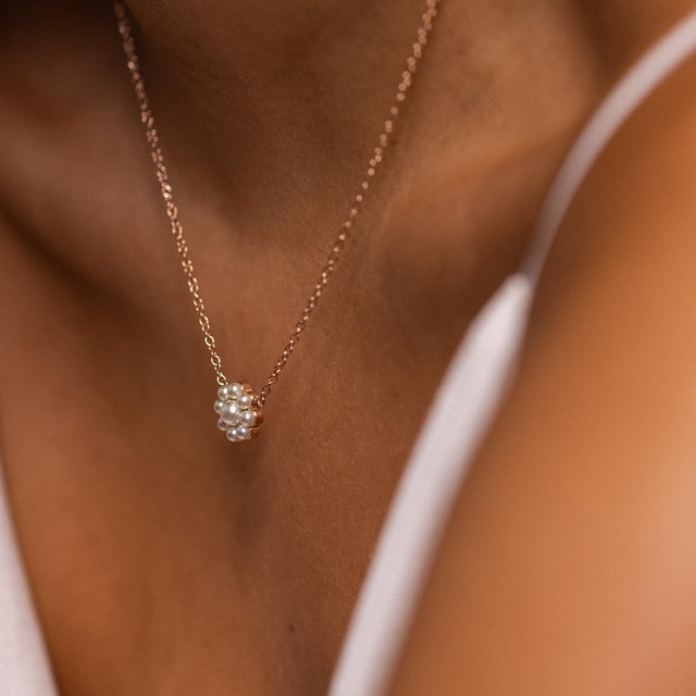 Roségoldene Kette mit Perlen-Anhänger, elegant und feminin, von PURELEI.