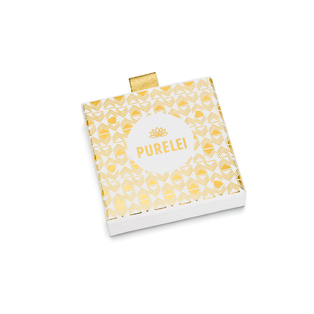 PURELEI Geschenkverpackung in Weiß mit goldfarbenem Logo, elegant und minimalistisch gestaltet.