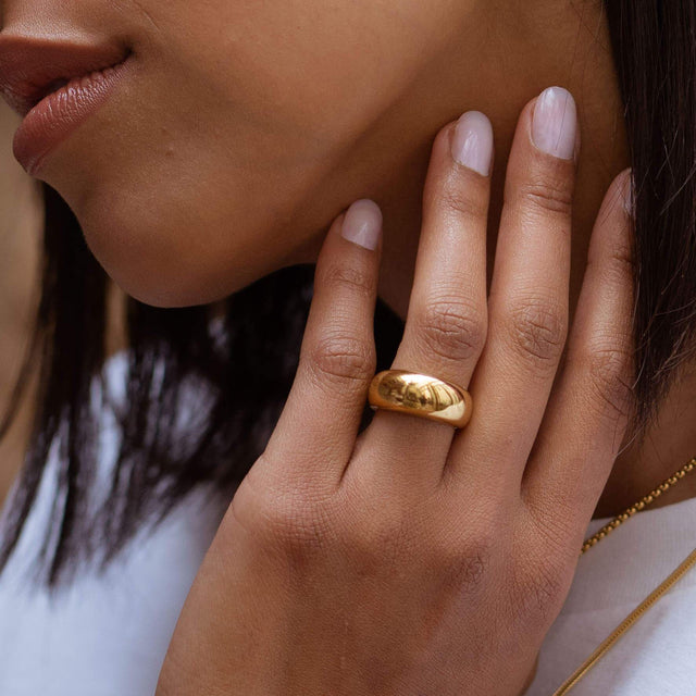 PURELEI Kumu O Ring aus 18K Gold Edelstahl am Finger, elegant und zeitlos, inspiriert von hawaiianischem Spirit