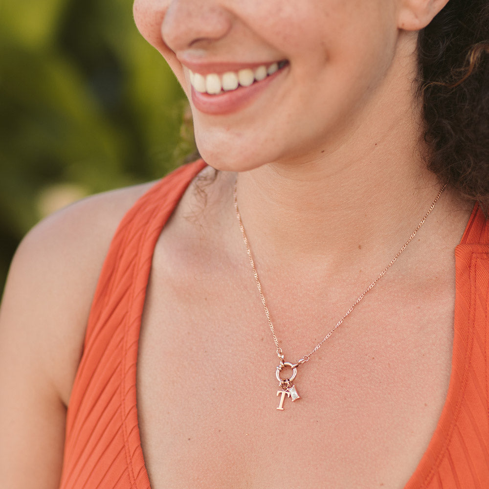 Purelei Pure T Charm Roségold Anhänger mit Buchstabe T, elegant und nickelfrei, getragen für feminine Island-Spirit Ästhetik