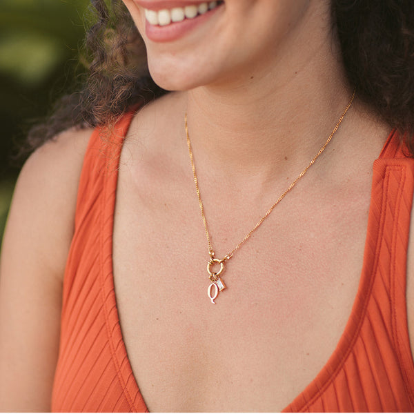 PURELEI Pure Q Charm Anhänger in 18K Gold, fein und elegant getragen mit warmem Island-Spirit.