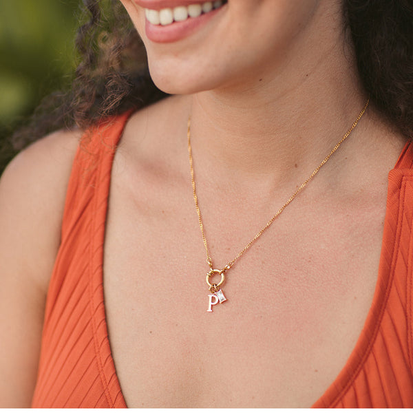 Purelei Pure P Charm Anhänger aus vergoldetem Edelstahl, minimalistisches Letter-Design, sonnige Leichtigkeit am Hals.