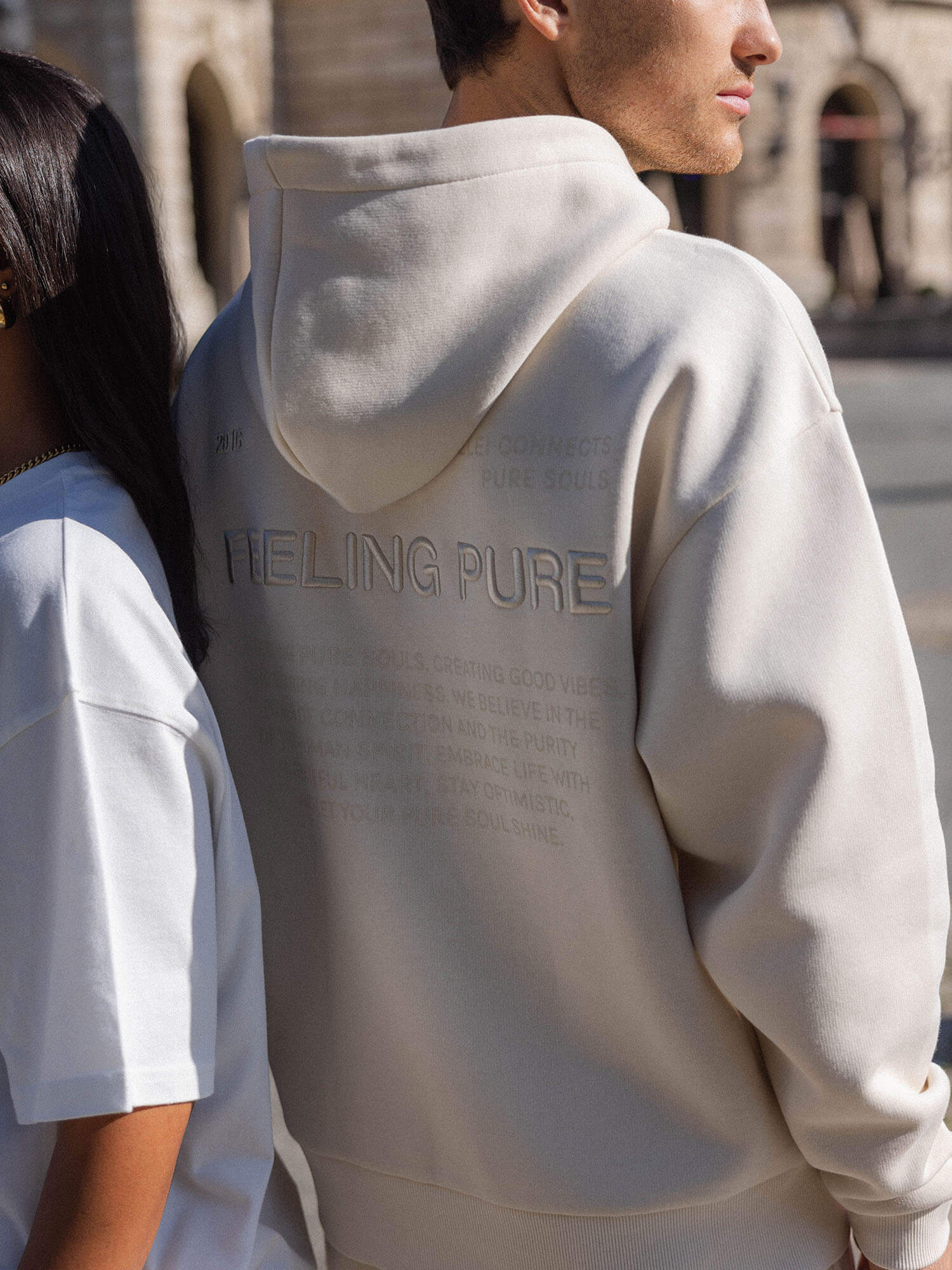 Feeling Pure Hoodie Beige aus Baumwolle-Polyester, oversized Schnitt mit Stickerei, PURELEI, moderne und gemütliche Ästhetik.