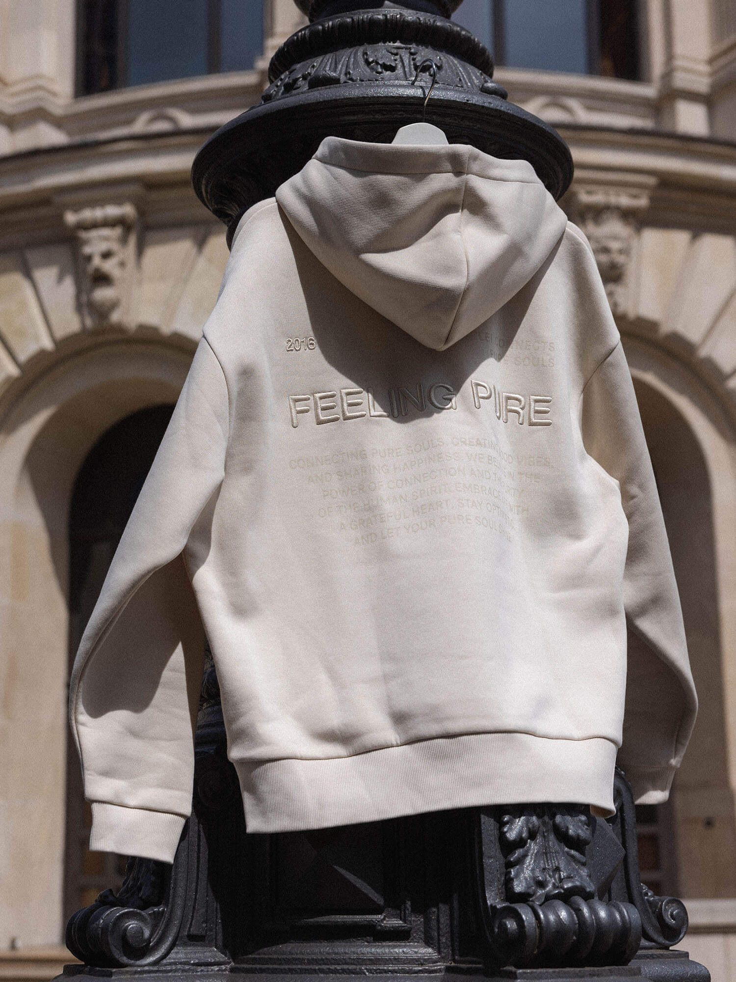 Feeling Pure Hoodie Beige aus Baumwolle-Polyester-Mix mit Stickerei, lässig overzised, pure Eleganz von PURELEI.