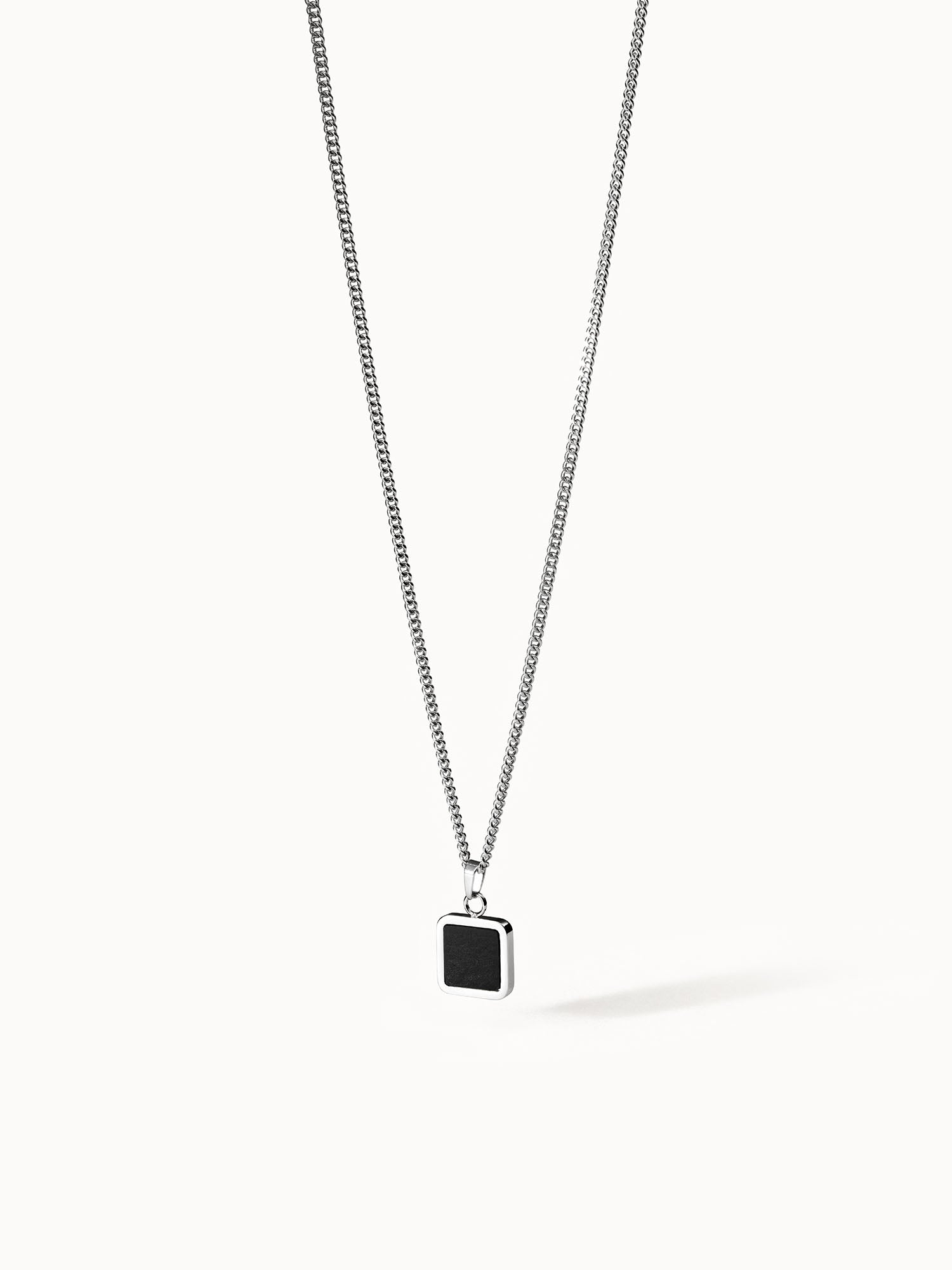 Silberne Kette mit quadratischem Anhänger in Schwarz, elegant und modern – PURELEI.