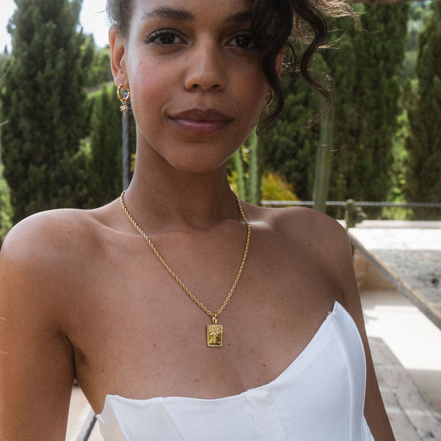 Roségoldene Kette mit Palmenanhänger, getragen in natürlicher Umgebung – PURELEI.