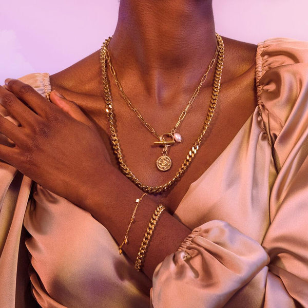 Makani Ketten-Set von PURELEI, 18K vergoldet mit Keshi-Perle, Layering-Look, elegant und feminin getragen am Dekolleté.