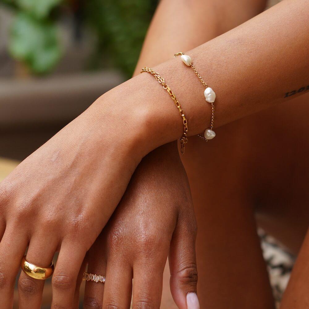 PURELEI Malahi Armband mit goldener Kette und weißen Süßwasserperlen, zart am Handgelenk getragen, elegant und feminin