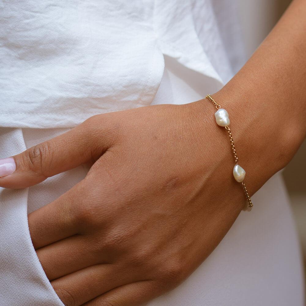PURELEI Malahi Armband mit goldener Kette und natürlichen Süßwasserperlen, elegant am Handgelenk getragen