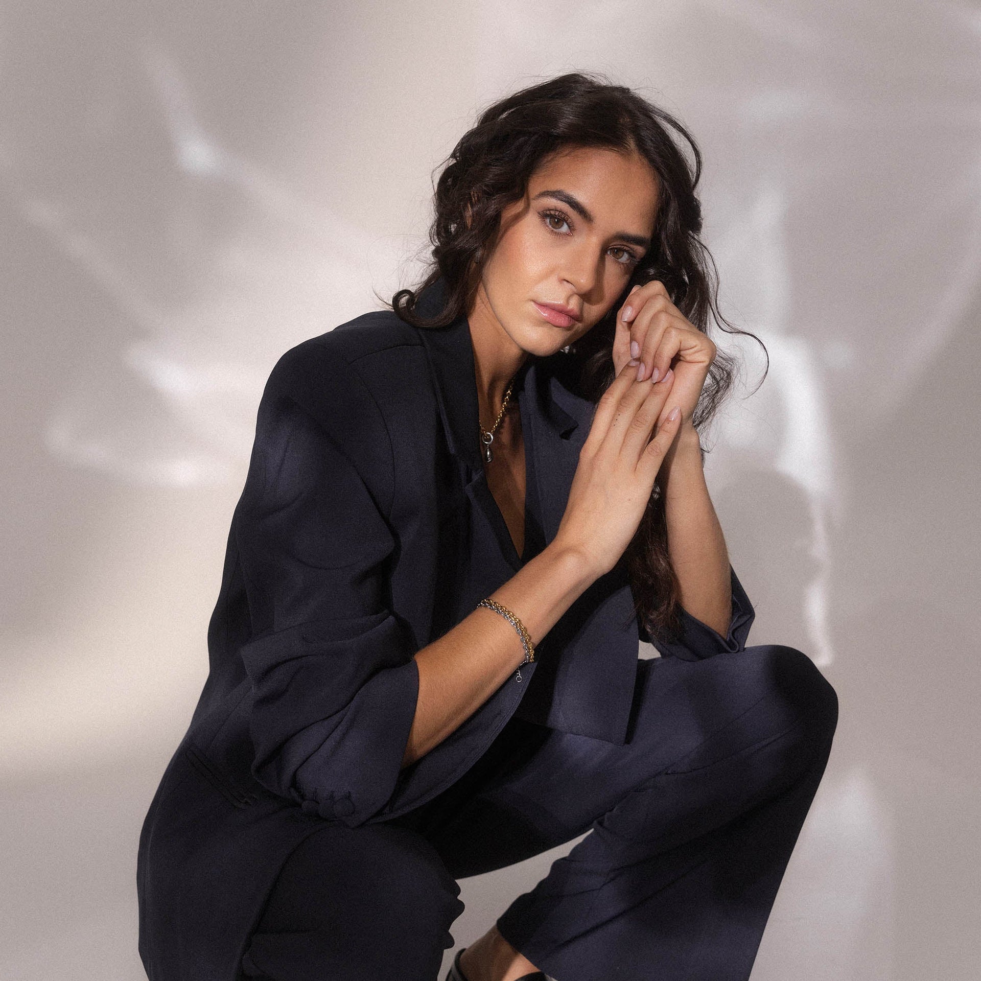 Elegantes, schwarzes Outfit mit PURELEI Schmuck, inspiriert von femininer Stärke.