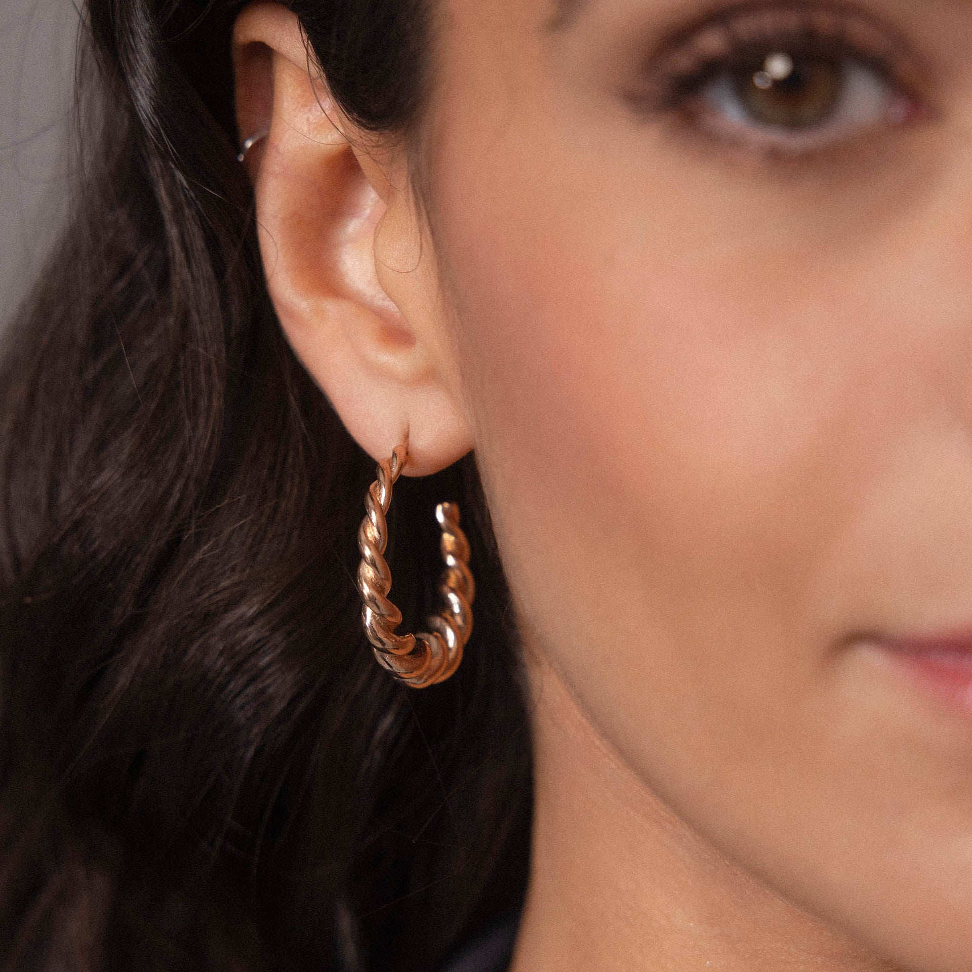 Roségoldene Creolen mit gedrehter Struktur, PURELEI, elegant und feminin.