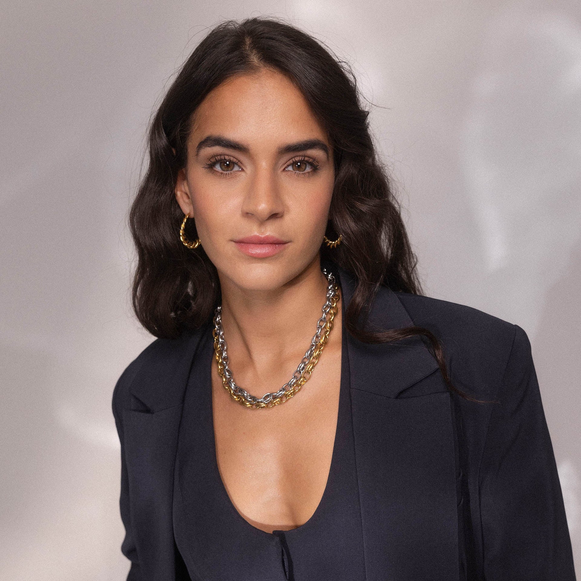 Silberne Kette und Creolen von PURELEI, elegant und modern, strahlen zeitlose Schönheit aus.