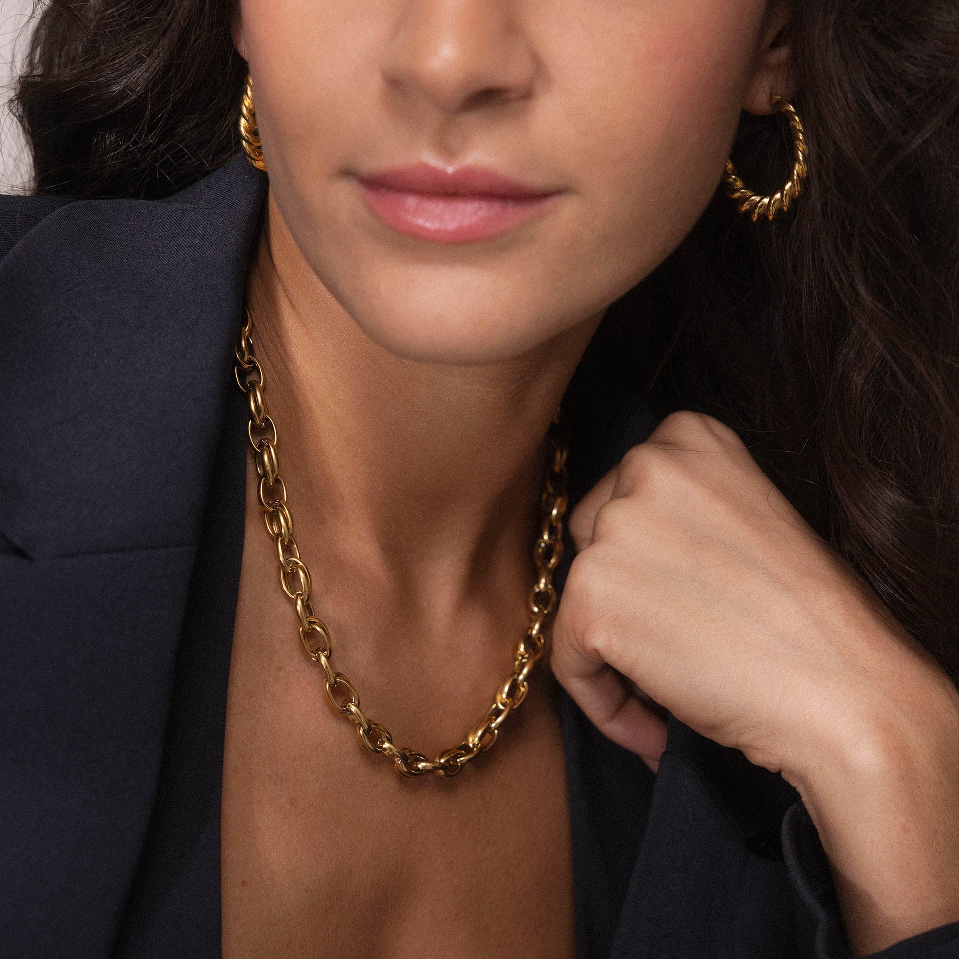 Roségoldene Kette und Creolen von PURELEI, elegant und feminin, getragen mit einem Blazer.