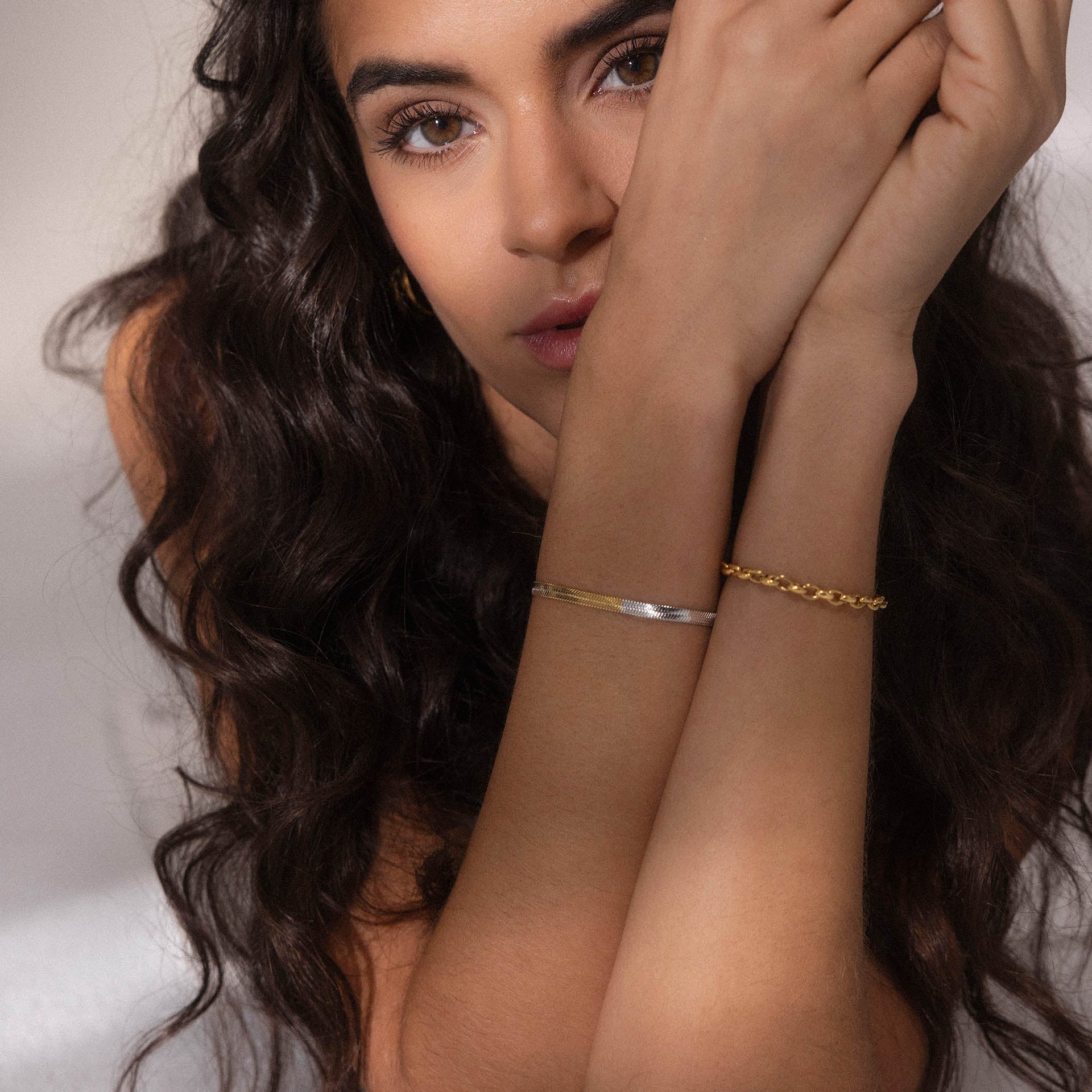 Silbernes und roségoldenes Armband von PURELEI, elegant und feminin, getragen am Handgelenk.