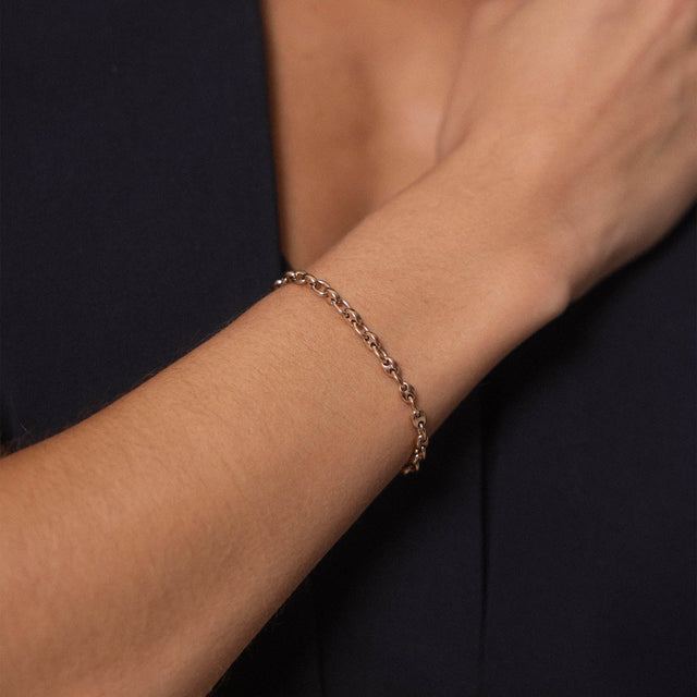 Zartes, roségoldenes Armband mit Kettendesign, getragen am Handgelenk, PURELEI.