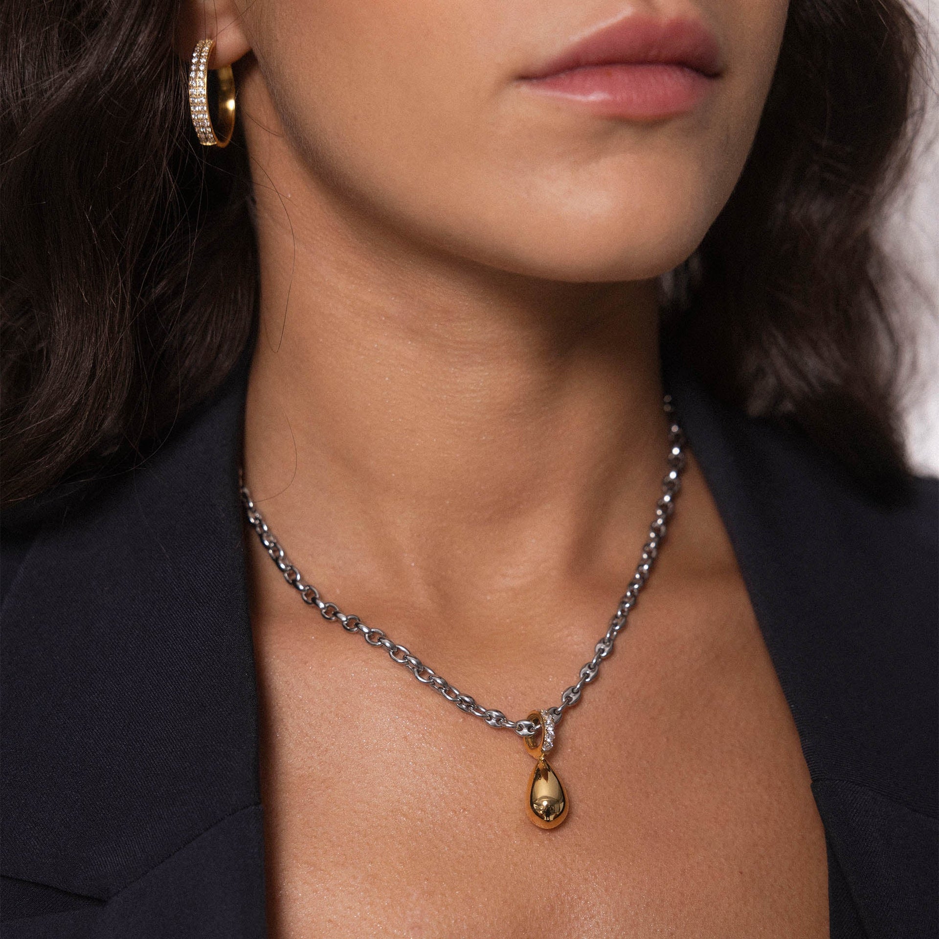 Roségoldene Kette mit Tropfenanhänger, getragen von einer Frau, PURELEI Stil.