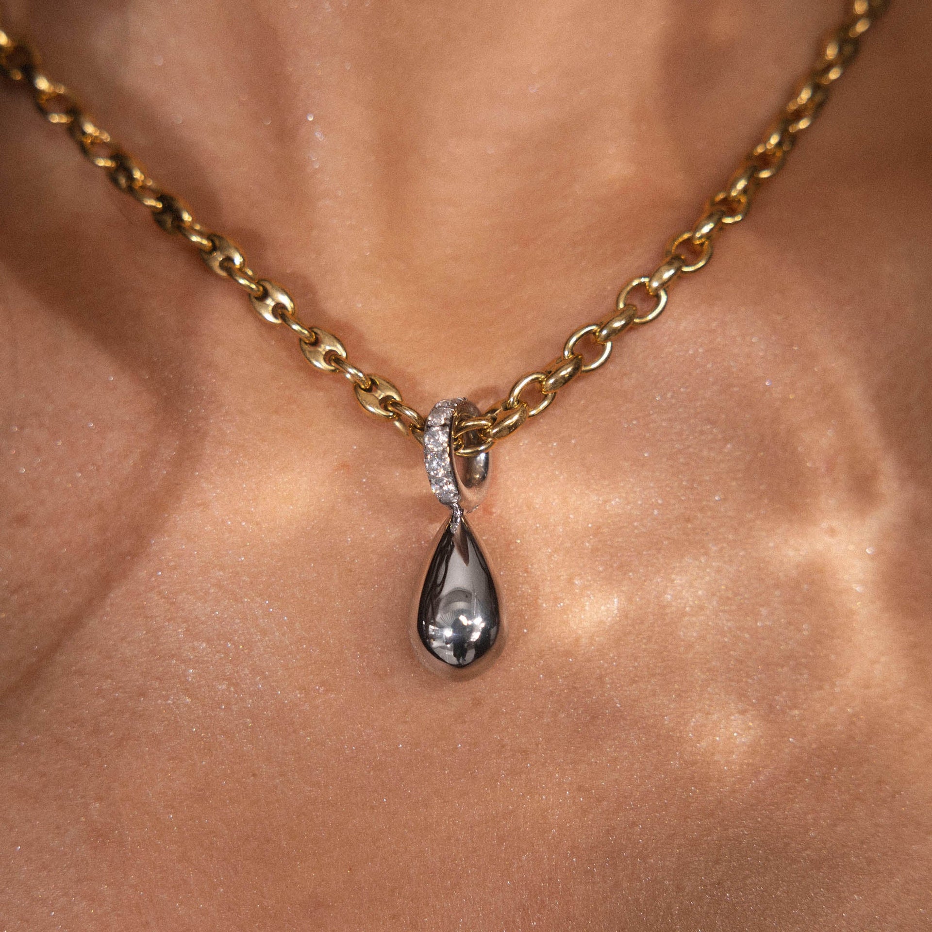 Roségoldene Kette mit tropfenförmigem Anhänger und funkelndem Detail von PURELEI.