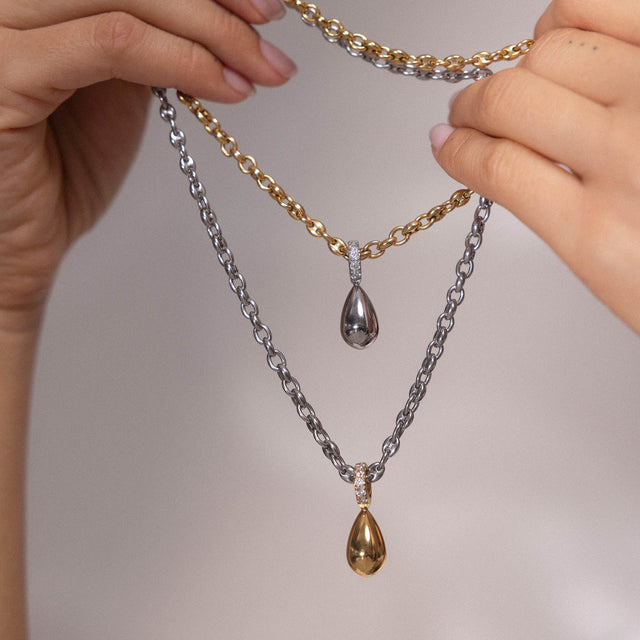 Zwei roségoldene Ketten mit tropfenförmigen Anhängern, PURELEI-Design für elegante Momente.