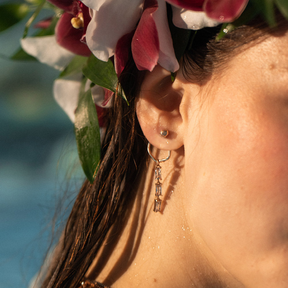 Elua Ohrringe von PURELEI in Silber mit funkelnden Zirkonia und Keshi-Perle, inspiriert von Hawaii.