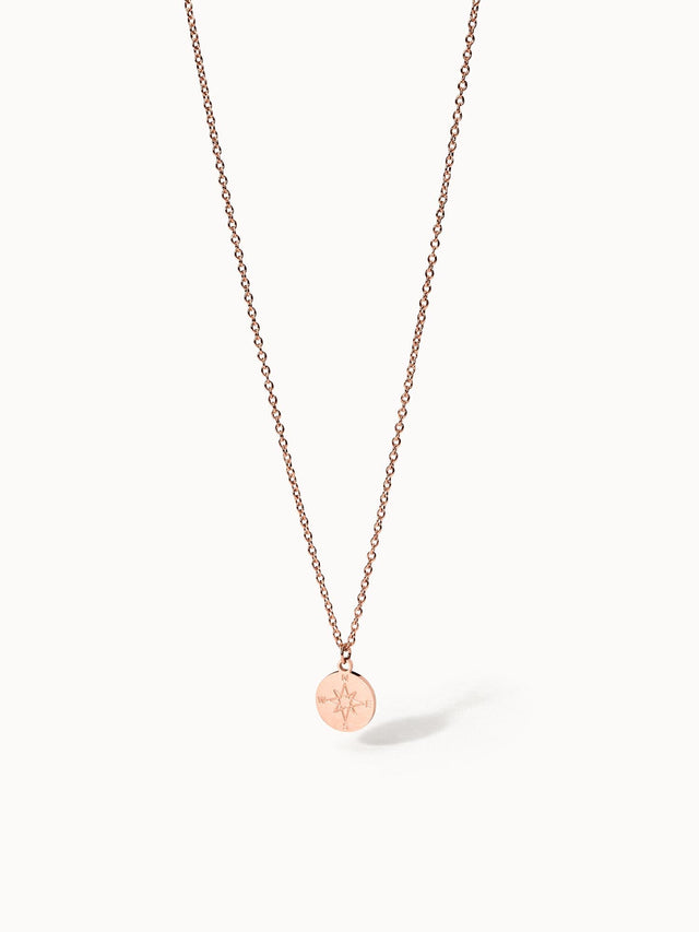 PURELEI Compass Kette aus rosévergoldetem Edelstahl mit filigranem Kompass-Anhänger, elegant und zeitlos.