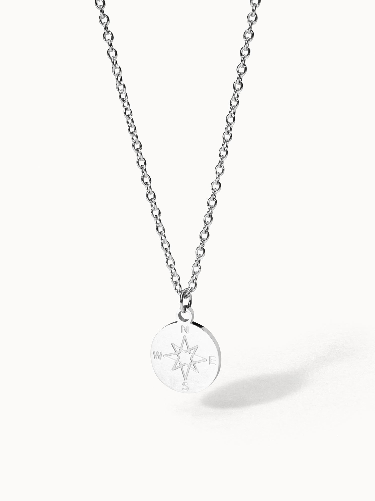 Compass Kette von PURELEI aus nickelfreiem Silber mit Kompass-Anhänger, elegant und dezent für den Alltag.